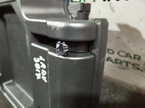 LAND ROVER DISCOVERY 5 L462 CENTRE CONSOLE ARMREST SLIGHTLY DAMAGED